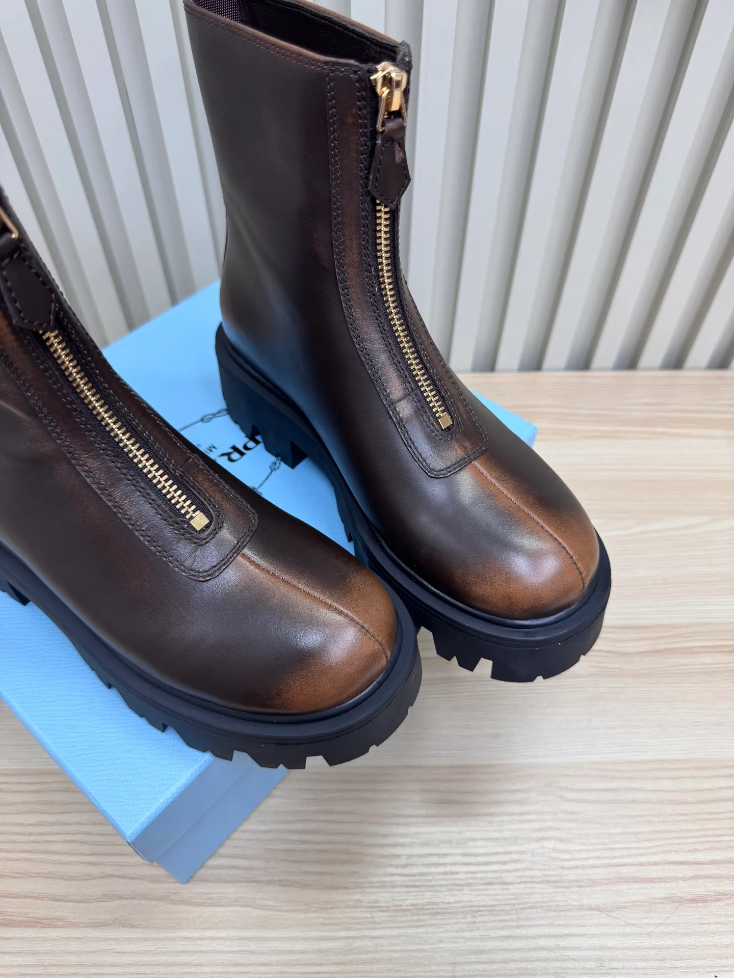 👟👟Ex-factory price 680👟👟 Prada / Prada couple's Martin boots are here, comfortable and elegant to wear. The original molded outsole of the counter is 1:1 replica. It is made of non-slip and wear-resistant imported TPU tin mold vacuum outsole. Tank-shaped thick sole. Fabric: imported anti-explosion cowhide. Lining: imported mixed sheepskin lining. Sheepskin foot pads. Outsole: tin molded beef tendon sole. Code number: 35-41 (42 customized)